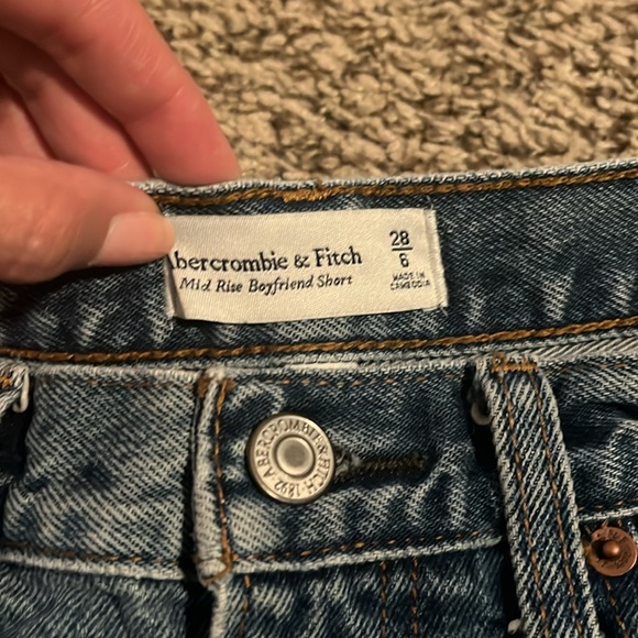 Abercrombie Denim Mid Rise Boyfriend Short - Picture 4 of 6